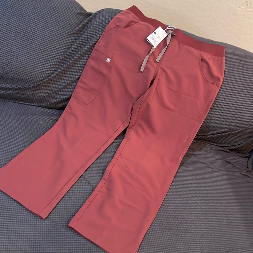 W KADE CARGO PETITE
SCRUB PANTS
T21004P MEDIUM
RD001